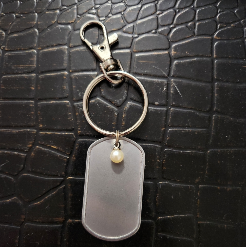 🦪 Vantel Pearls Silver Dogtag Keychain